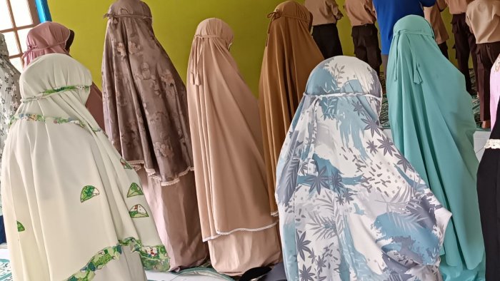 Siswa MIN 4 Tebo Tetap Laksanakan Shalat Dzuhur Berjamaah Meski Lelah dan Cuaca Terik Siswa MIN 4 Tebo Tetap Laksanakan Shalat Dzuhur Berjamaah Meski Lelah dan Cuaca Terik