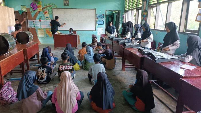 Hari Kedua Latihan Marching Band MIN 4 Tebo Bersama Pelatih Eksternal, Garap Sesi Pianika dan Perkusi Hari Kedua Latihan Marching Band MIN 4 Tebo Bersama Pelatih Eksternal, Garap Sesi Pianika dan Perkusi