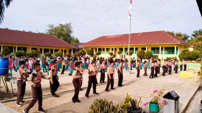 Senam Pagi Jadi Sarana Efektif Membangun Keakraban Siswa MIN 4 Tebo