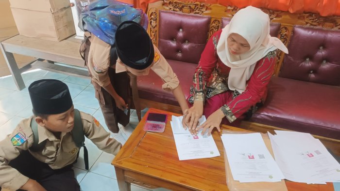 Pembagian SKL Kelas 6 MIN 4 Tebo, Cap Tiga Jari dan Serah Terima Dokumen Pembagian SKL Kelas 6 MIN 4 Tebo, Cap Tiga Jari dan Serah Terima Dokumen