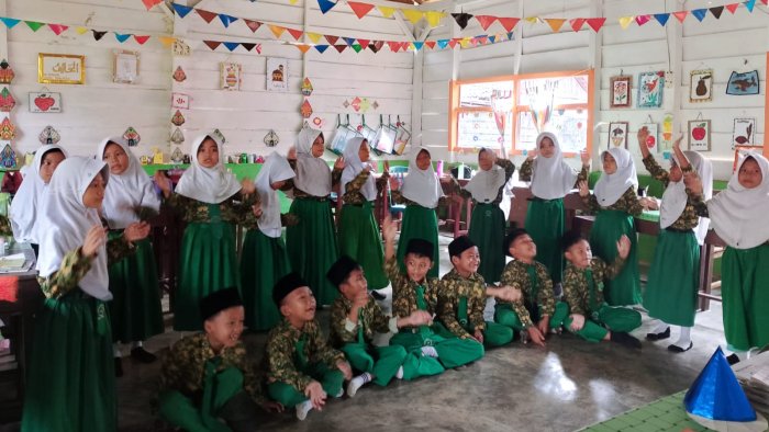 Guru MIN 4 Tebo Gunakan Lagu untuk Mudahkan Siswa 2B Hafal Kosakata Bahasa Arab