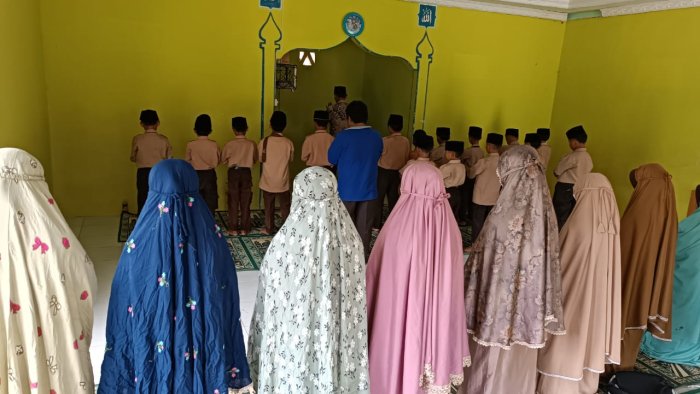 Shalat Dzuhur Berjamaah di MIN 4 Tebo Bukan Sekadar Pelengkap Kurikulum
