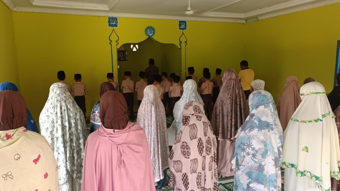 Perlu Waktu 20 Menit, Siswa Belajar Kedisiplinan Kolektif untuk Memastikan Shalat Dzuhur Berlangsung Tertib