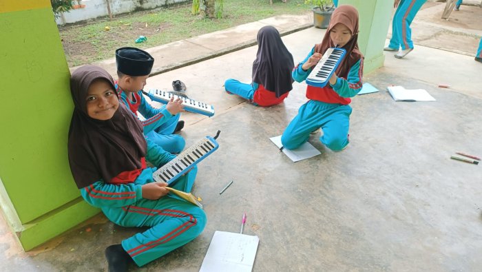 Semangat Tak Surut, Siswa Kelas 3 Anggota Baru Marching Band MIN 4 Tebo Terus Berlatih di Sela Istirahat Semangat Tak Surut, Siswa Kelas 3 Anggota Baru Marching Band MIN 4 Tebo Terus Berlatih di Sela Istirahat