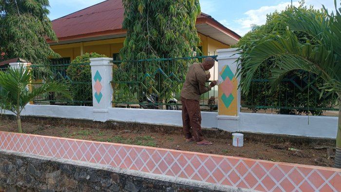 MIN 4 Tebo Lakukan Penyegaran Tampilan dengan Pengecatan Pagar Depan