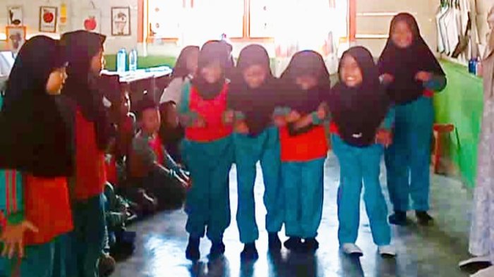 Kelas 2B MIN 4 Tebo Belajar Tertib di Jalan dengan Permainan Lampu Lalu Lintas Kelas 2B MIN 4 Tebo Belajar Tertib di Jalan dengan Permainan Lampu Lalu Lintas