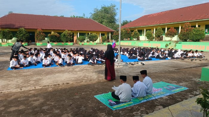 Pengingat Adab Membaca Al-Quran Awali Pembiasaan Yasin Tahlil Jumat Pagi MIN 4 Tebo