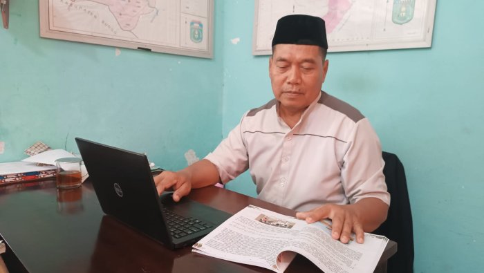 Guru MIN 4 Tebo Manfaatkan Waktu Luang untuk Susun Soal ASAS