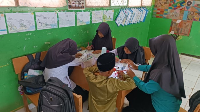 Kreasi Iklan ala Kelas 5B MIN 4 Tebo, Belajar Fakta dan Opini dengan Kontekstual dan Menyenangkan