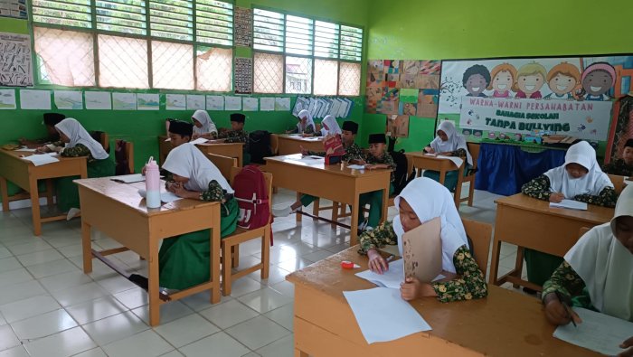 ASAT MIN 4 Tebo Hari Keempat: Bahasa Arab dan PJOK, Siswa Buat Pembatas Unik dari Buku ASAT MIN 4 Tebo Hari Keempat: Bahasa Arab dan PJOK, Siswa Buat Pembatas Unik dari Buku