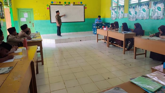 Kepala MIN 4 Tebo Lakukan Supervisi Pembelajaran di Kelas 4A
