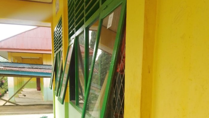 Masa Libur Dimaksimalkan untuk Perbaikan Fasilitas, Kusen dan Jendela Ruang Kantor MIN 4 Tebo Dicat Ulang