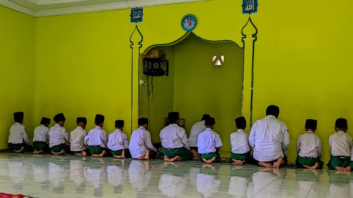 Shalat Dzuhur Berjamaah, Pembiasaan Ibadah yang Terjaga di MIN 4 Tebo Shalat Dzuhur Berjamaah, Pembiasaan Ibadah yang Terjaga di MIN 4 Tebo