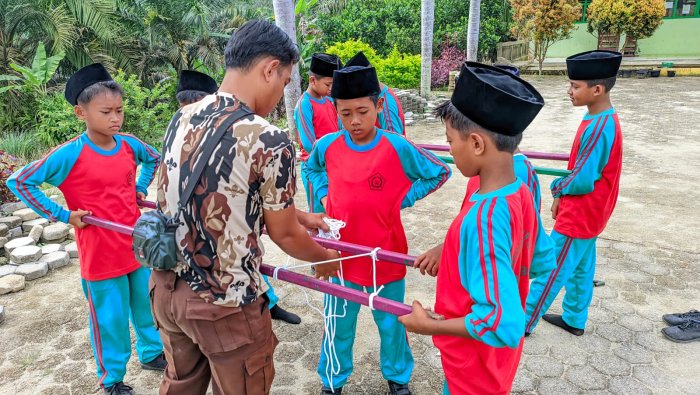 Kontingen Pramuka MIN 4 Tebo Latihan Membuat Tandu