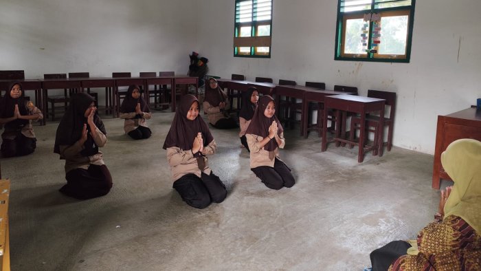 Siswi MIN 4 Tebo Mulai Latihan Tari Sekapur Sirih Jelang Penampilan di HUT Desa Jaya Mulya