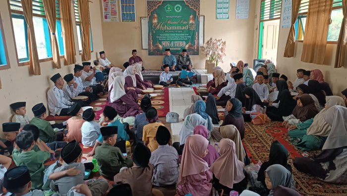 Khidmat Pembacaan Al-Barzanji Warnai Peringatan Maulid Nabi SAW di MIN 4 Tebo
