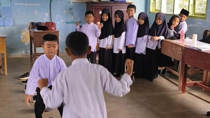 Serunya Belajar Patuh Aturan Lewat Game Lompat Suit di Kelas 3B MIN 4 Tebo Serunya Belajar Patuh Aturan Lewat Game Lompat Suit di Kelas 3B MIN 4 Tebo