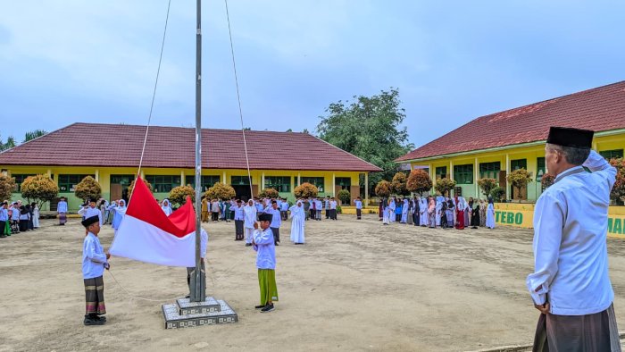 Suasana Halaman MIN 4 Tebo Penuh Semangat Oleh Mars Hari Santri yang Menggema