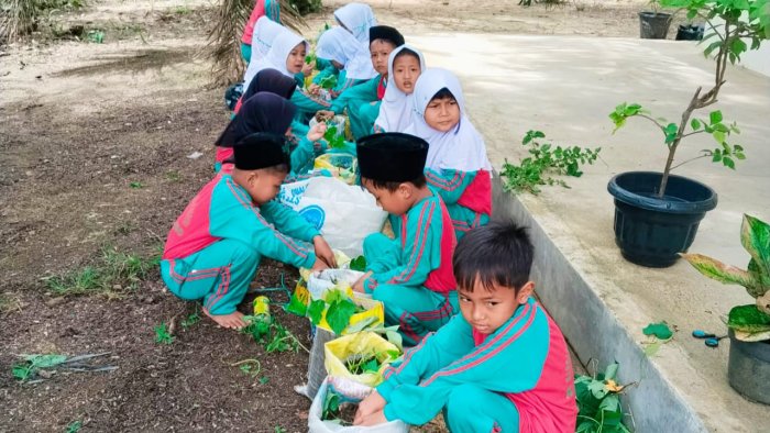 Kelas 1A MIN 4 Tebo Belajar Tanam Ubi Rambat di Depan Kelas