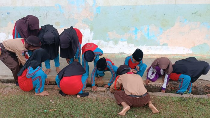 Observasi Parit Sekitar Madrasah Buat Konsep Sedimentasi Lebih Mudah Dipahami Siswa Kelas 5B MIN 4 Tebo