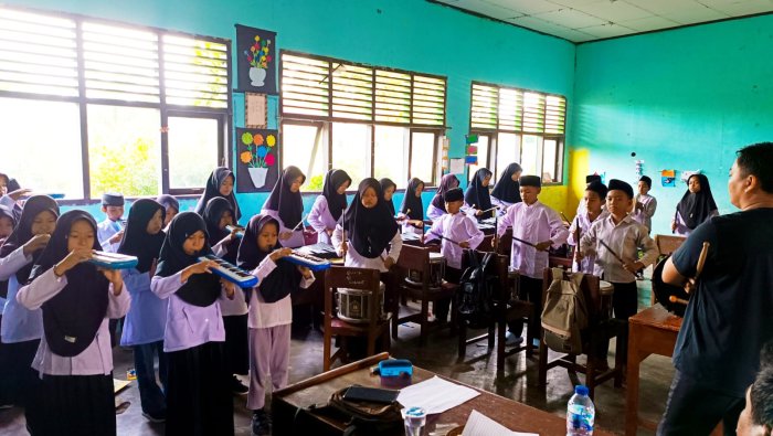 Latihan Hari Ketiga Marching Band MIN 4 Tebo, Pelatih Mulai Selaraskan Seluruh Instrumen Marching Band Latihan Hari Ketiga Marching Band MIN 4 Tebo, Pelatih Mulai Selaraskan Seluruh Instrumen Marching Band
