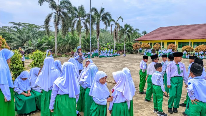 Koordinator Kesiswaan MIN 4 Tebo Kembali Ingatkan Siswa Tentang Pentingnya Kerapian Berpakaian Koordinator Kesiswaan MIN 4 Tebo Kembali Ingatkan Siswa Tentang Pentingnya Kerapian Berpakaian