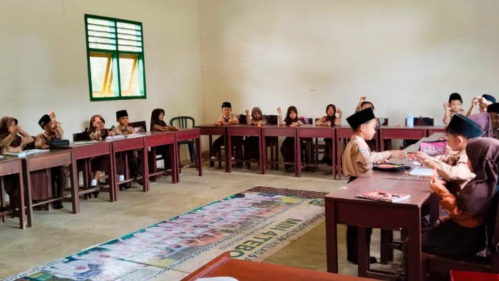 Dari Inisiatif Sendiri, Kebiasaan Berbagi Makanan Antarteman Kian Membudaya di Kalangan Siswa Kelas 1A MIN 4 Tebo