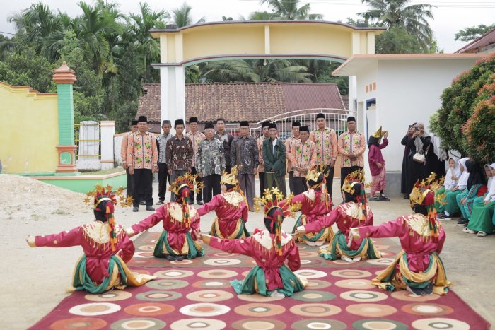 Tari Piring, Marching Band, hingga Paduan Suara Meriahkan Pelepasan dan Perpisahan Kelas 6 MIN 4 Tebo Tari Piring, Marching Band, hingga Paduan Suara Meriahkan Pelepasan dan Perpisahan Kelas 6 MIN 4 Tebo
