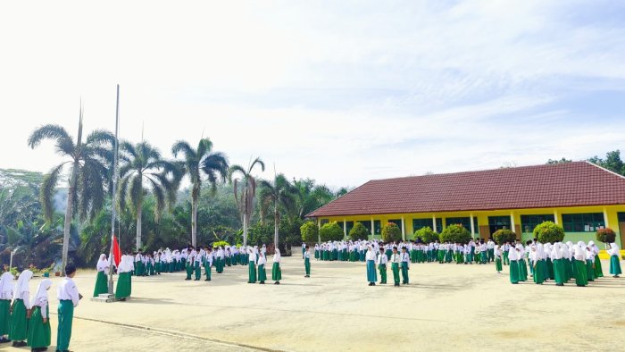 Situasi Menegangkan, Komandan Pasukan Paling Kanan Ambil Alih Paskibra Saat Upacara Hari Pahlawan di MIN 4 Tebo Situasi Menegangkan, Komandan Pasukan Paling Kanan Ambil Alih Paskibra Saat Upacara Hari Pahlawan di MIN 4 Tebo
