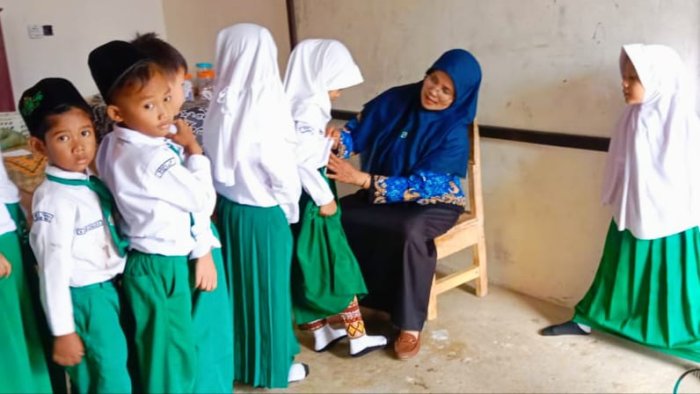 Pemeriksaan Kerapian Jadi Bentuk Pembiasaan Disiplin Kelas 1 MIN 4 Tebo Pemeriksaan Kerapian Jadi Bentuk Pembiasaan Disiplin Kelas 1 MIN 4 Tebo