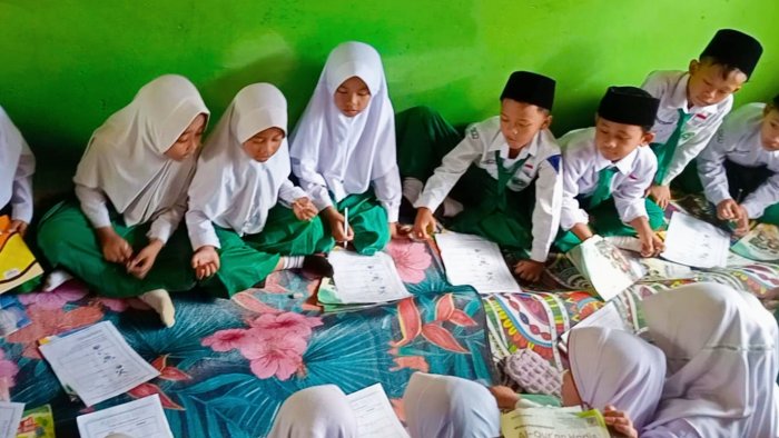 Kelas 2B MIN 4 Tebo Belajar Diagram Turus dengan Dadu Bergambar Hewan, Siswa Deg-degan Tapi Gembira