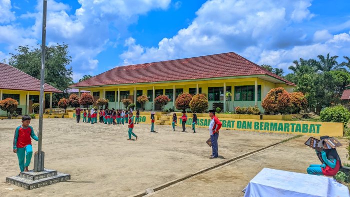 MIN 4 Tebo Gabungkan Kelas 4A dan 4B dalam Latihan Upacara untuk Perkuat Koordinasi MIN 4 Tebo Gabungkan Kelas 4A dan 4B dalam Latihan Upacara untuk Perkuat Koordinasi