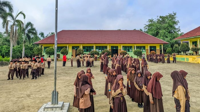 Guru Percayakan Kelas 6 MIN 4 Tebo Latih Adik Kelas dalam Pembiasaan LKBB Kamis Pagi