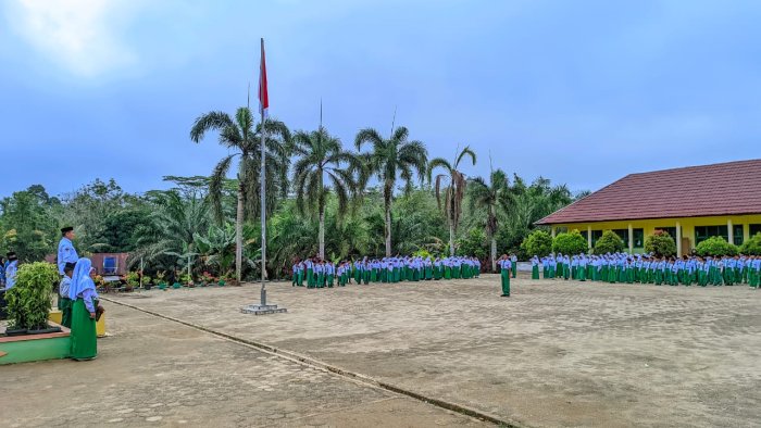 Petugas dari Kelas 6B Jalankan Upacara Senin di MIN 4 Tebo dengan Lancar
