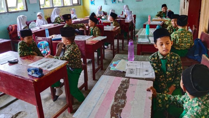 Murid Kelas 3A MIN 4 Tebo Latih Kelancaran Percakapan Bahasa Inggris Lewat Praktik Tanya Jawab Asal Daerah