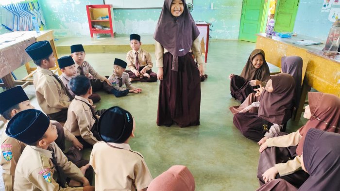 Kelas 3B MIN 4 Tebo Belajar Huruf Kapital dengan Permainan Balonku, Antusiasme dan Deg-degan Mewarnai Pembelajaran