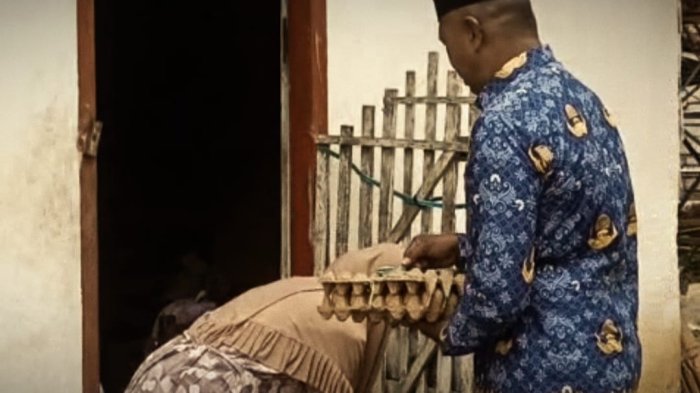 Staf MIN 4 Tebo Lulus PPPK, Rayakan dengan Berbagi untuk Lansia Sekitar Staf MIN 4 Tebo Lulus PPPK, Rayakan dengan Berbagi untuk Lansia Sekitar