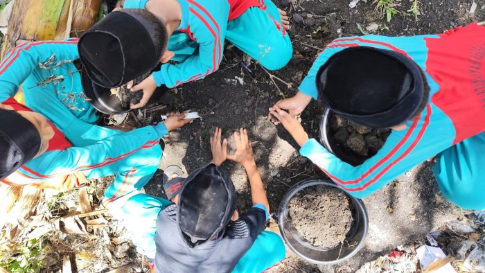 Kebersamaan Siswa 6A MIN 4 Tebo dalam Menghias Taman Kelas