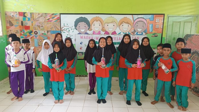Siswa Kelas 5B MIN 4 Tebo Buat Alat Peraga Sistem Pernapasan Dari Botol Bekas Siswa Kelas 5B MIN 4 Tebo Buat Alat Peraga Sistem Pernapasan Dari Botol Bekas