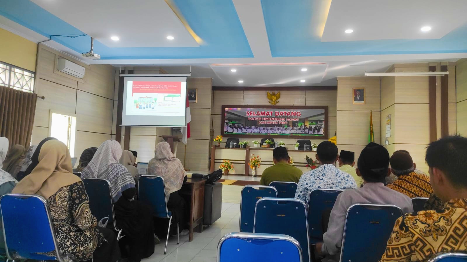 Kamad dan Operator MIN 4 Tebo Ikuti Bimtek Update Data EMIS GTK 2025 Kamad dan Operator MIN 4 Tebo Ikuti Bimtek Update Data EMIS GTK 2025