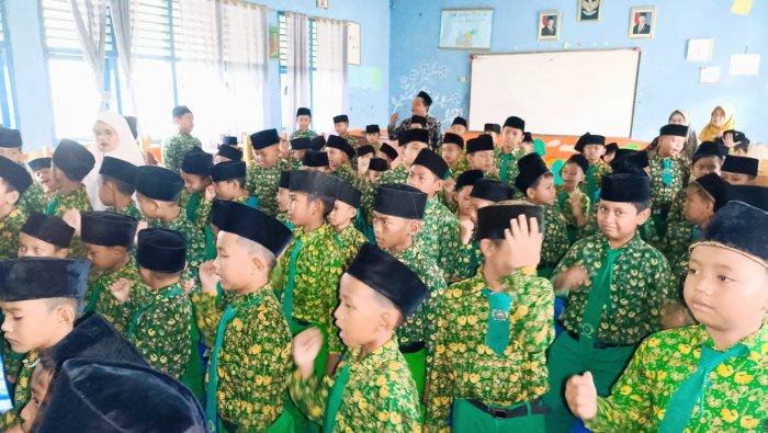 Seutas Dasi dan Sepotong Identitas, Cerita di Balik Kerapian Seragam MIN 4 Tebo Seutas Dasi dan Sepotong Identitas, Cerita di Balik Kerapian Seragam MIN 4 Tebo