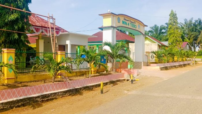 Kebersihan Madrasah Jadi Cerminan Kepedulian Warga MIN 4 Tebo