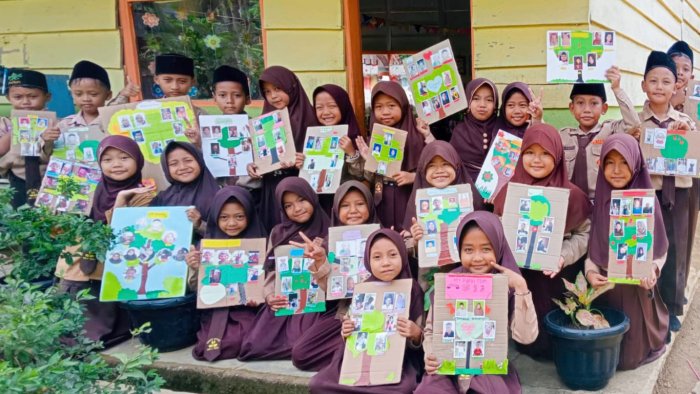 Bangga Memperkenalkan Keluarga, Siswa Kelas 2B MIN 4 Tebo Rancang Family Tree dari Kardus Bekas