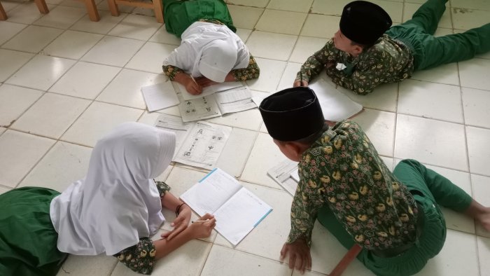 Kelas 5B MIN 4 Tebo Belajar Degree of Comparison, Pahami Pola dan Berlomba Membuat Kalimat dalam Kelompok