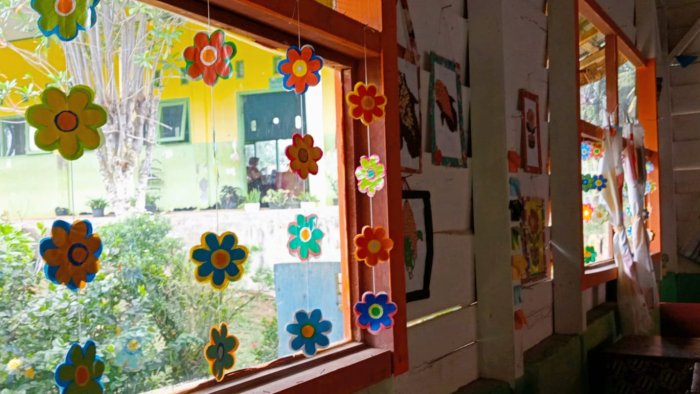 Kreasi Bunga Gantung Hiasi Jendela Kelas 2B MIN 4 Tebo