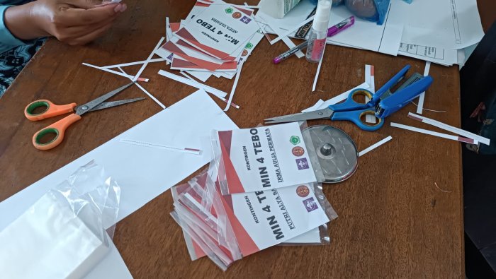 MIN 4 Tebo Siapkan ID Card Khusus untuk Atur Antrian Mandi Kontingen Kemah MIN 4 Tebo Siapkan ID Card Khusus untuk Atur Antrian Mandi Kontingen Kemah