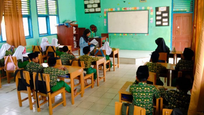 Tri Murni Mahasiswa PPLK Laksanakan Praktik Mengajar di Kelas 6A MIN 4 Tebo Tri Murni Mahasiswa PPLK Laksanakan Praktik Mengajar di Kelas 6A MIN 4 Tebo