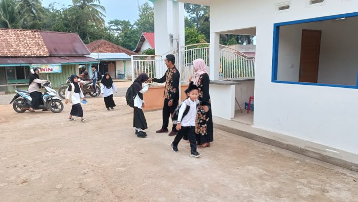 Keceriaan Siswa Naik Saat Dipuji, Sambutan Pagi Guru MIN 4 Tebo Pererat Hubungan dan Tingkatkan Semangat Belajar Keceriaan Siswa Naik Saat Dipuji, Sambutan Pagi Guru MIN 4 Tebo Pererat Hubungan dan Tingkatkan Semangat Belajar