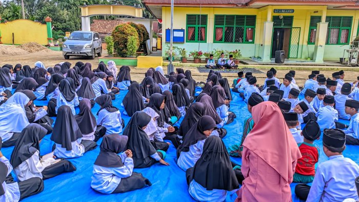 Guru dan Siswa Bangun Kebersamaan dalam Pembiasaan Yasinan Rutin MIN 4 Tebo