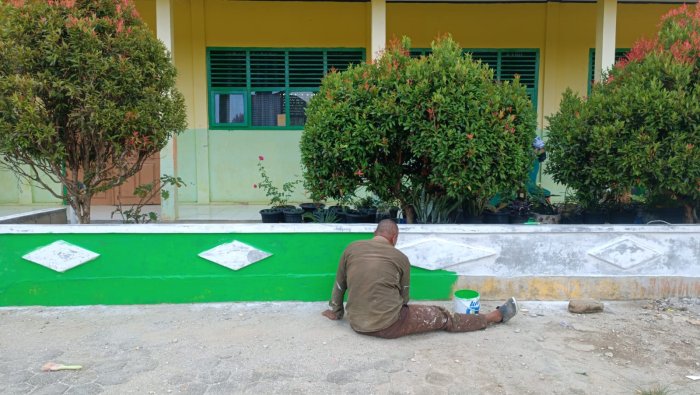 MIN 4 Tebo Lanjutkan Penyegaran Tampilan dengan Pengecatan Taman